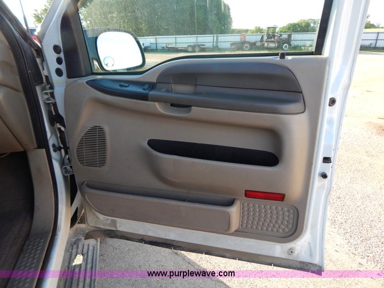 image for item G3217 2000 Ford F350 Super Duty Crew Cab pickup truck