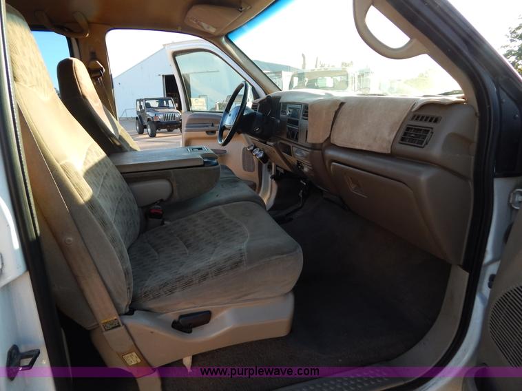 image for item G3217 2000 Ford F350 Super Duty Crew Cab pickup truck