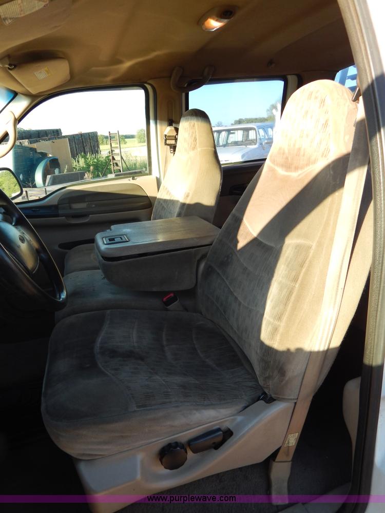 image for item G3217 2000 Ford F350 Super Duty Crew Cab pickup truck