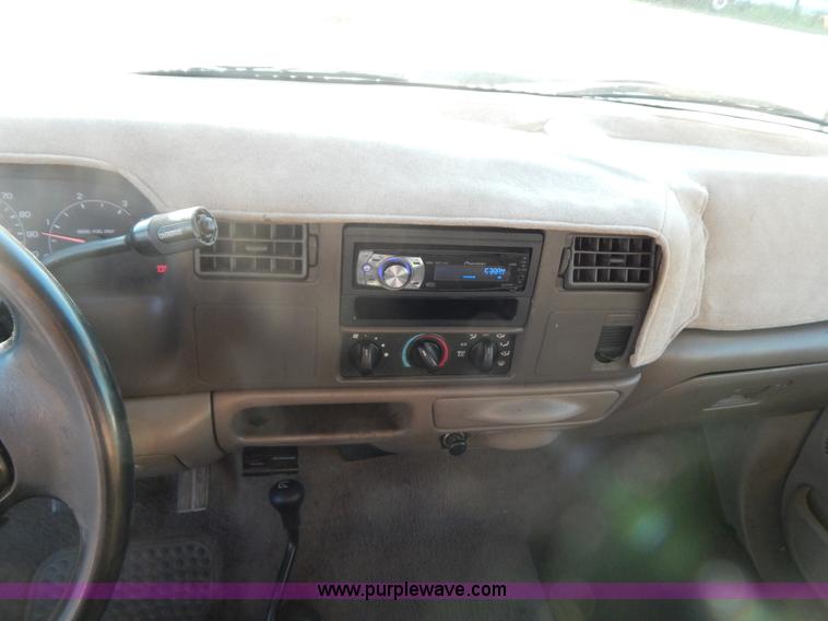 image for item G3217 2000 Ford F350 Super Duty Crew Cab pickup truck