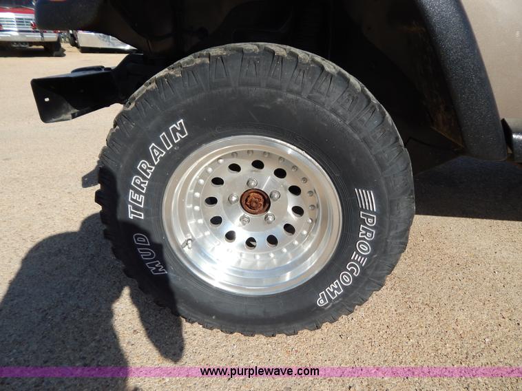 image for item G3219 2002 Jeep Wrangler X SUV