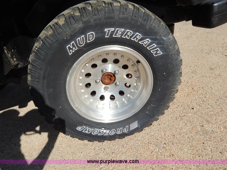 image for item G3219 2002 Jeep Wrangler X SUV