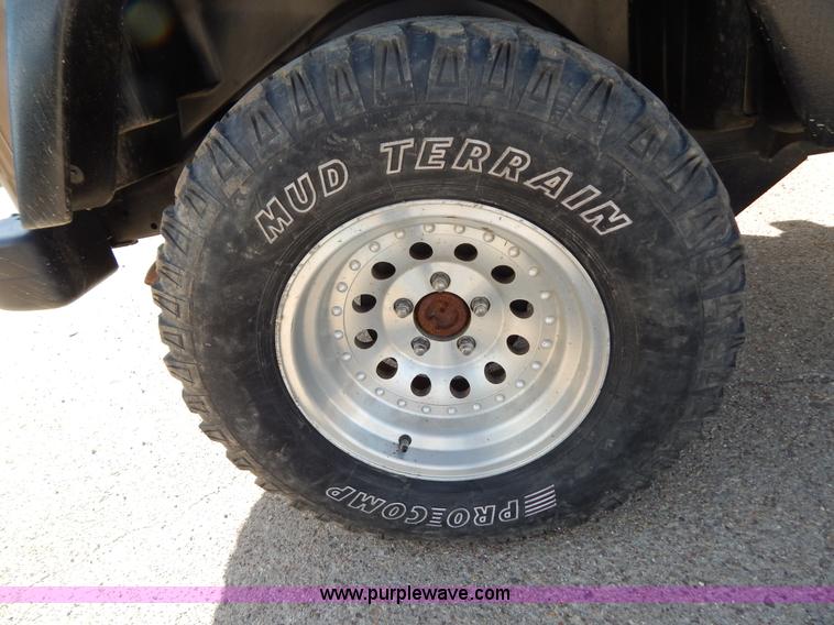 image for item G3219 2002 Jeep Wrangler X SUV