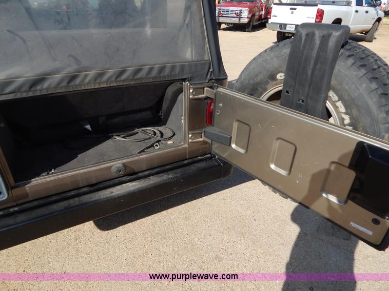 image for item G3219 2002 Jeep Wrangler X SUV