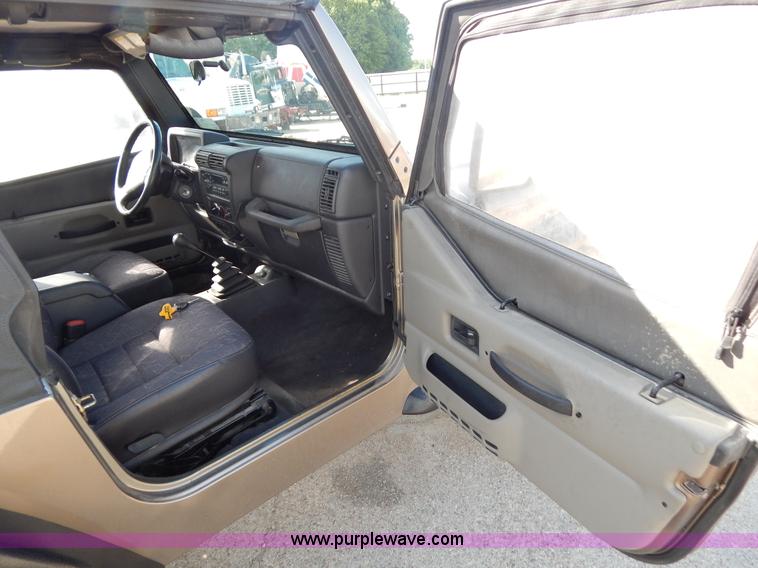 image for item G3219 2002 Jeep Wrangler X SUV