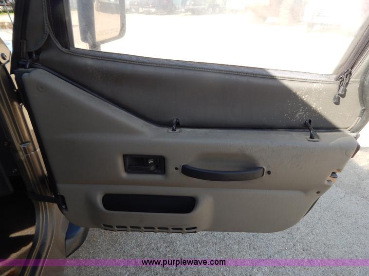 image for item G3219 2002 Jeep Wrangler X SUV