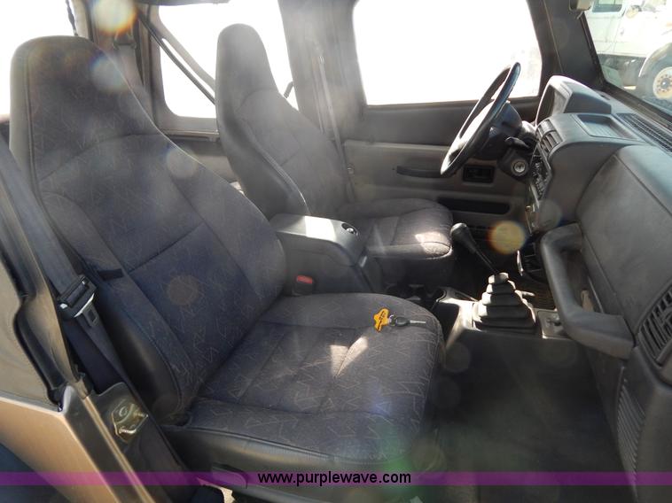 image for item G3219 2002 Jeep Wrangler X SUV