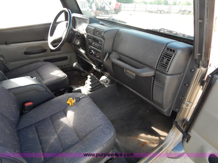 image for item G3219 2002 Jeep Wrangler X SUV