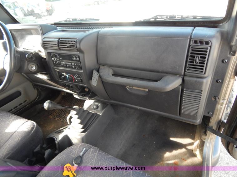 image for item G3219 2002 Jeep Wrangler X SUV