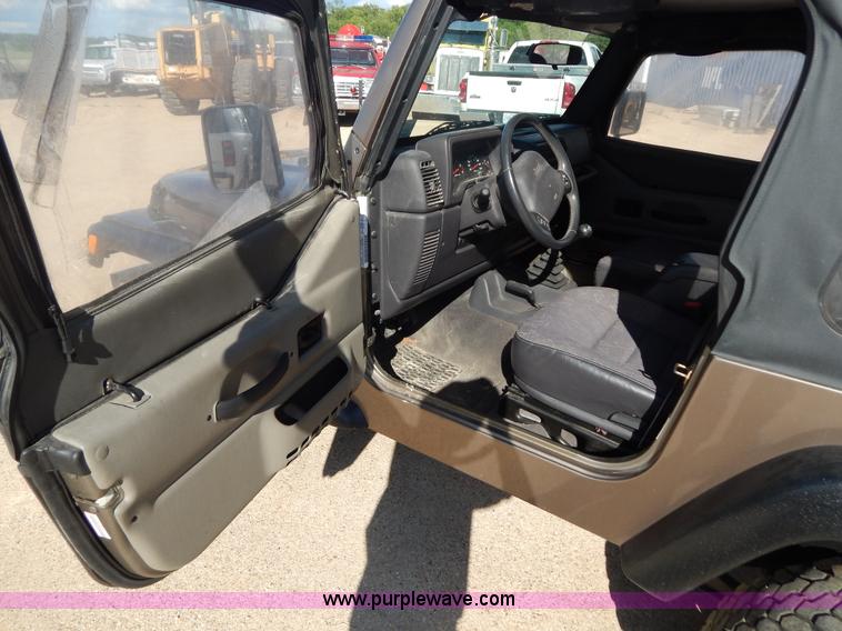 image for item G3219 2002 Jeep Wrangler X SUV