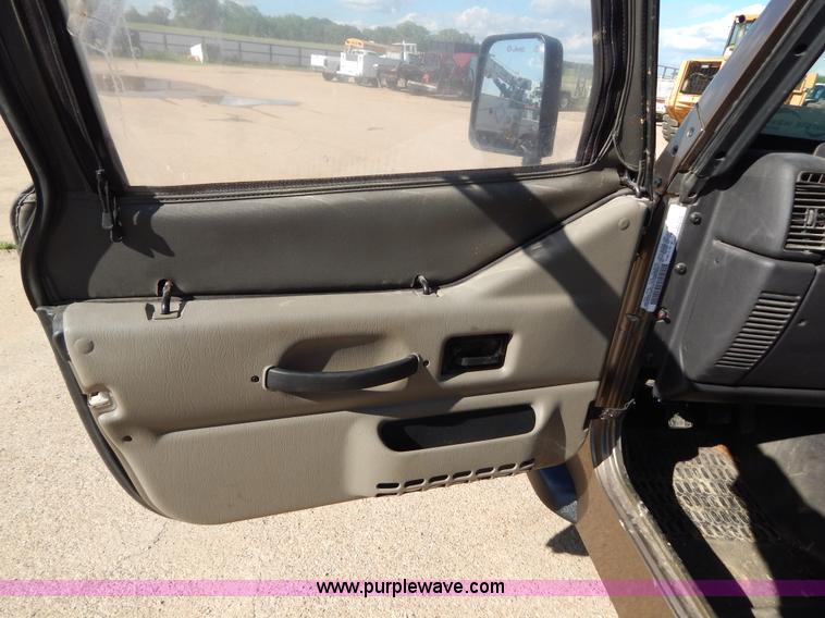 image for item G3219 2002 Jeep Wrangler X SUV