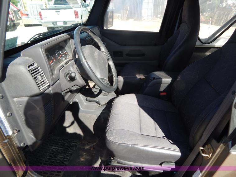 image for item G3219 2002 Jeep Wrangler X SUV