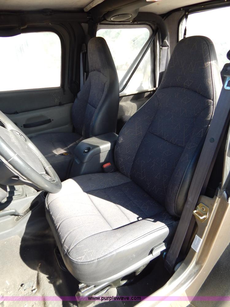 image for item G3219 2002 Jeep Wrangler X SUV