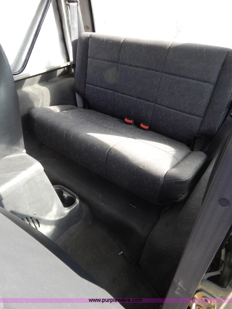 image for item G3219 2002 Jeep Wrangler X SUV