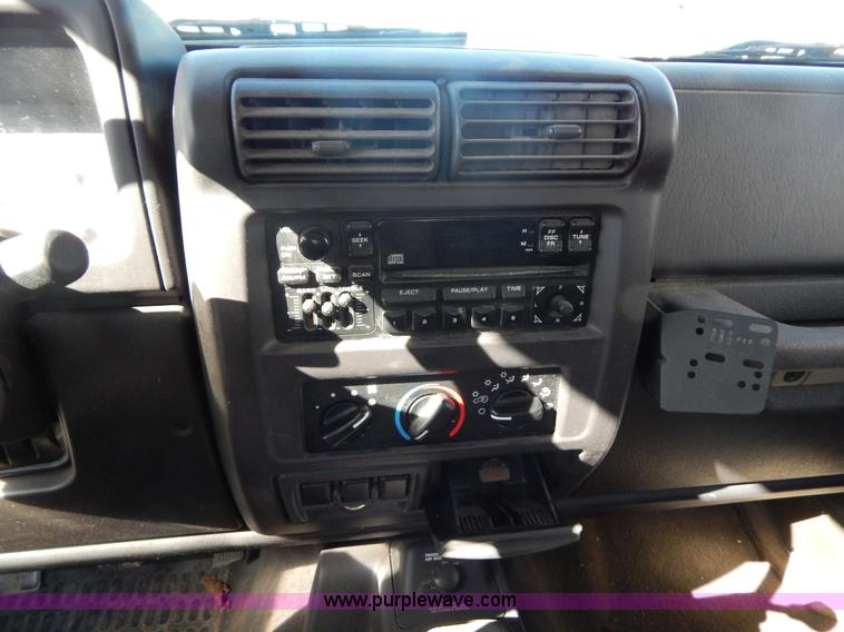 image for item G3219 2002 Jeep Wrangler X SUV