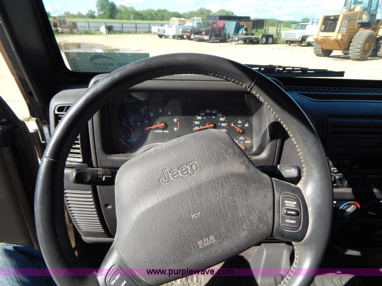 image for item G3219 2002 Jeep Wrangler X SUV