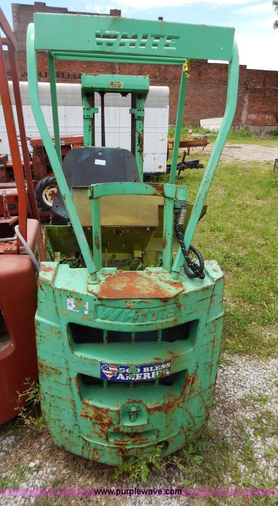 White forklift in Kansas City, MO Item G3246 sold Purple Wave