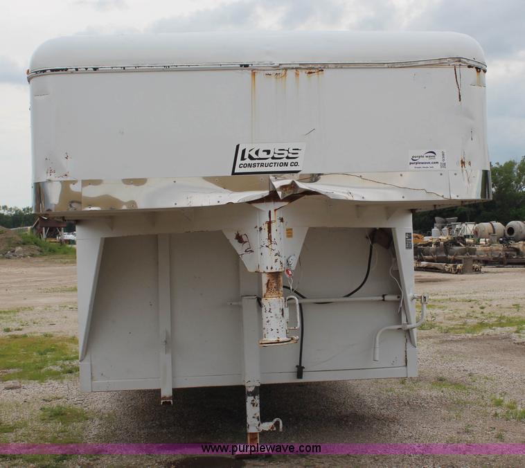 image for item G5087 1996 CM 24' enclosed gooseneck trailer