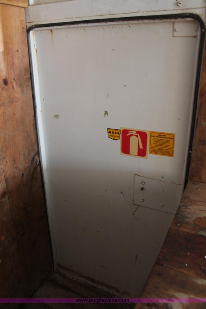 image for item G5087 1996 CM 24' enclosed gooseneck trailer