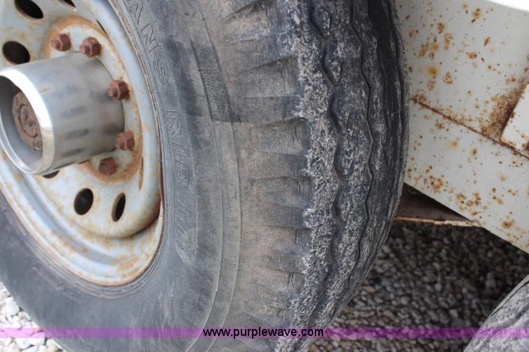 image for item G5087 1996 CM 24' enclosed gooseneck trailer