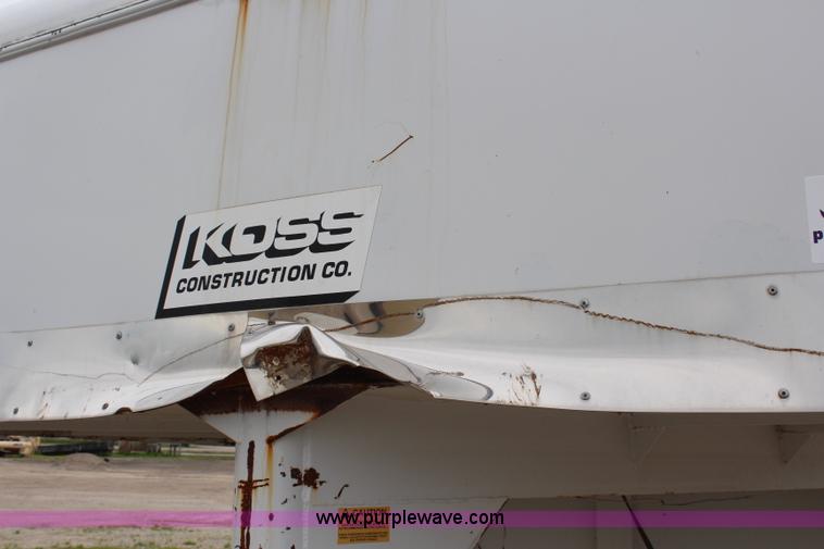 image for item G5087 1996 CM 24' enclosed gooseneck trailer