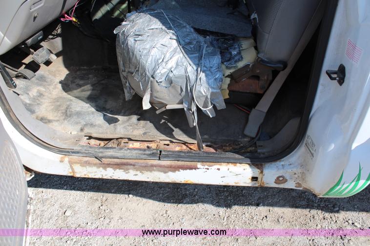 image for item G5096 2001 Ford F250 Super Duty XL flatbed pickup truck