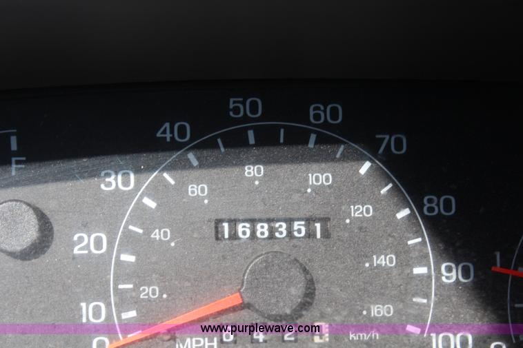 image for item G5096 2001 Ford F250 Super Duty XL flatbed pickup truck