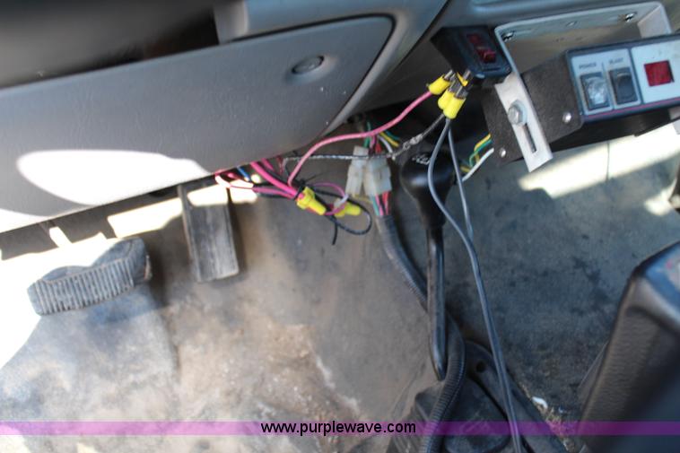 image for item G5096 2001 Ford F250 Super Duty XL flatbed pickup truck