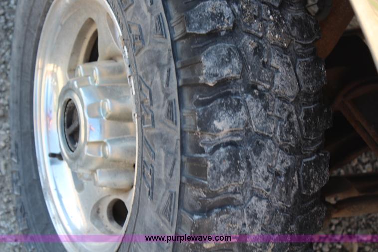 image for item G5096 2001 Ford F250 Super Duty XL flatbed pickup truck