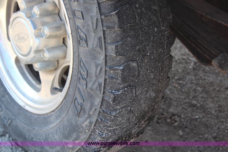 image for item G5096 2001 Ford F250 Super Duty XL flatbed pickup truck