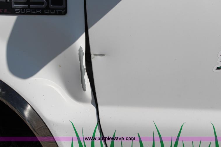 image for item G5096 2001 Ford F250 Super Duty XL flatbed pickup truck