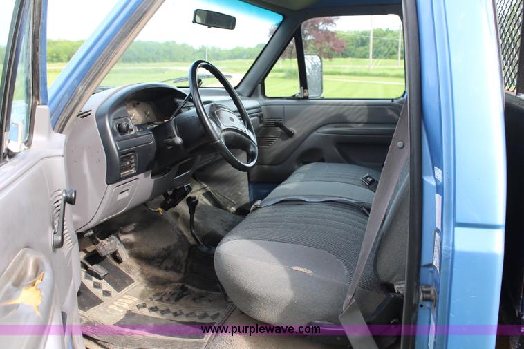 image for item G5239 1996 Ford F350 XL flatbed pickup truck