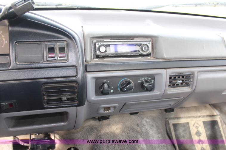 image for item G5239 1996 Ford F350 XL flatbed pickup truck