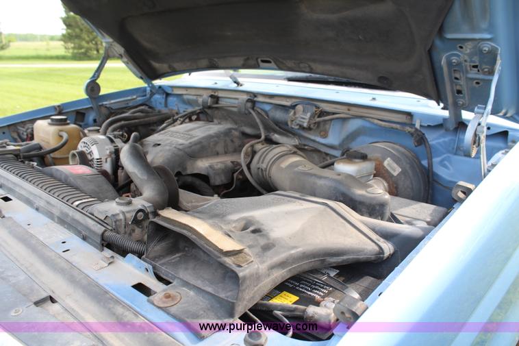 image for item G5239 1996 Ford F350 XL flatbed pickup truck