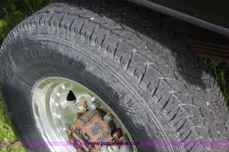 image for item G5239 1996 Ford F350 XL flatbed pickup truck