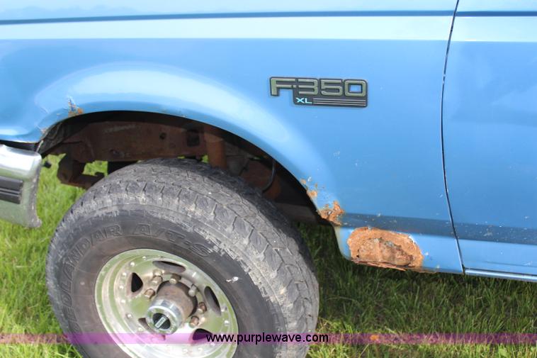 image for item G5239 1996 Ford F350 XL flatbed pickup truck