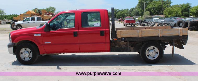image for item G5250 2006 Ford F350 XL Super Duty Crew Cab flatbed pickup truck