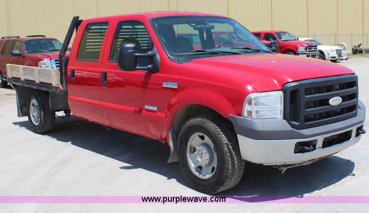 image for item G5250 2006 Ford F350 XL Super Duty Crew Cab flatbed pickup truck