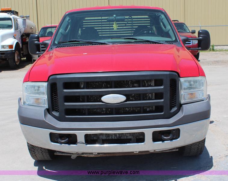 image for item G5250 2006 Ford F350 XL Super Duty Crew Cab flatbed pickup truck