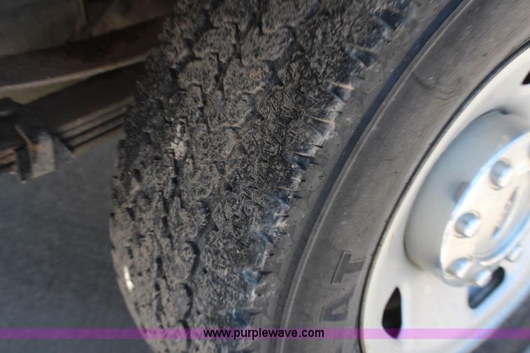 image for item G5250 2006 Ford F350 XL Super Duty Crew Cab flatbed pickup truck