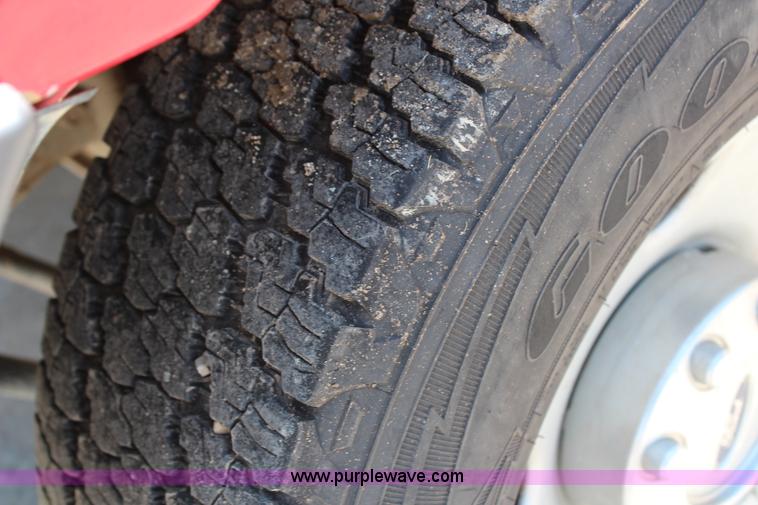 image for item G5250 2006 Ford F350 XL Super Duty Crew Cab flatbed pickup truck