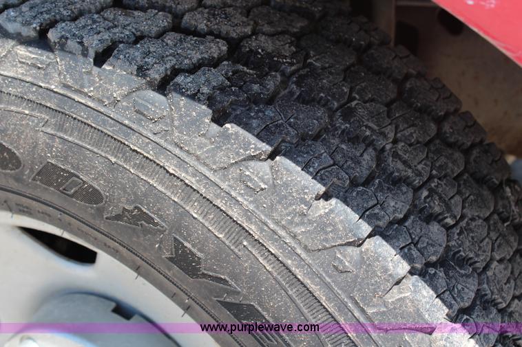 image for item G5250 2006 Ford F350 XL Super Duty Crew Cab flatbed pickup truck