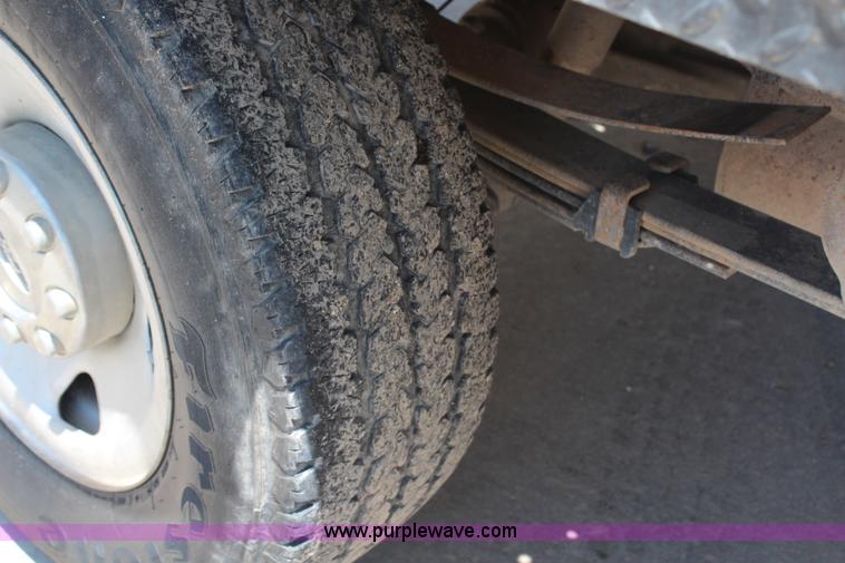 image for item G5250 2006 Ford F350 XL Super Duty Crew Cab flatbed pickup truck