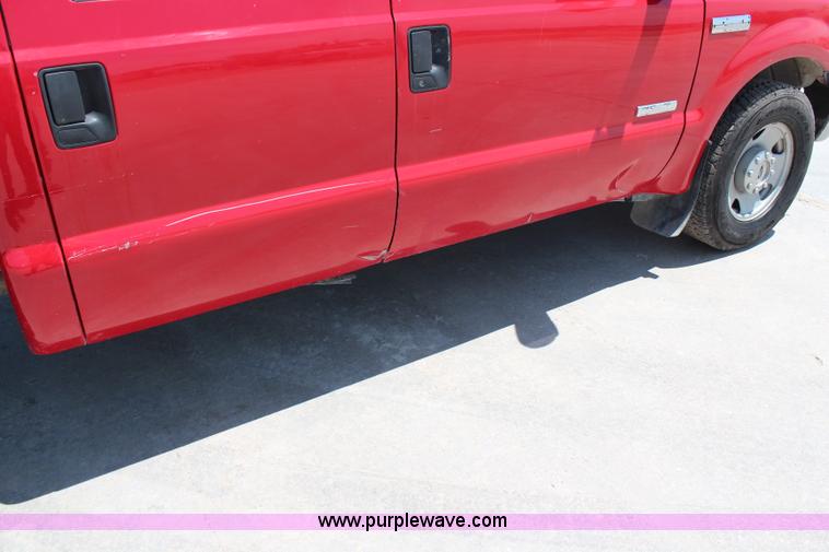 image for item G5250 2006 Ford F350 XL Super Duty Crew Cab flatbed pickup truck