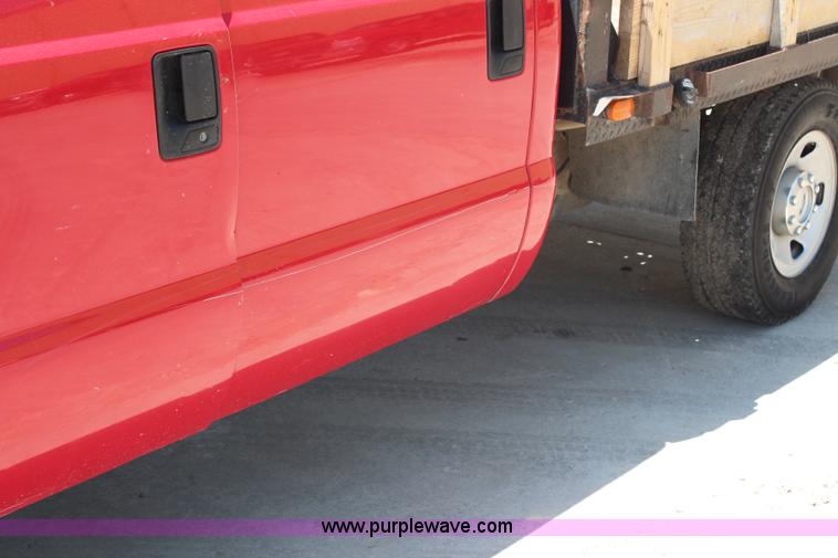 image for item G5250 2006 Ford F350 XL Super Duty Crew Cab flatbed pickup truck