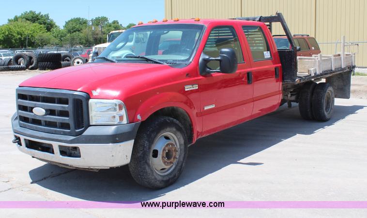 image for item G5471 2006 Ford F350 XL Super Duty Crew Cab flatbed pickup truck