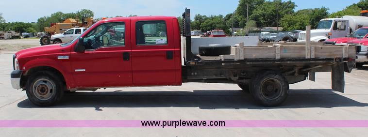 image for item G5471 2006 Ford F350 XL Super Duty Crew Cab flatbed pickup truck