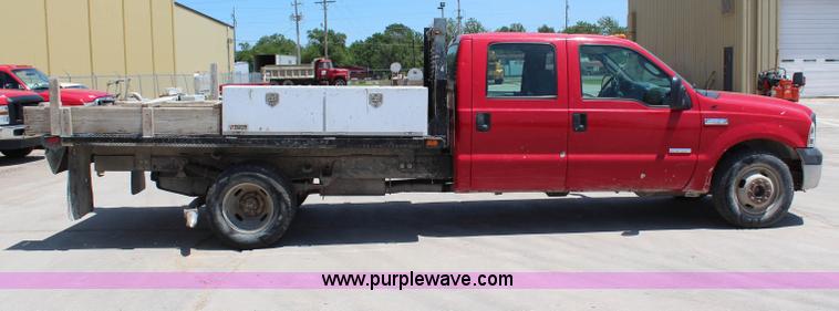 image for item G5471 2006 Ford F350 XL Super Duty Crew Cab flatbed pickup truck