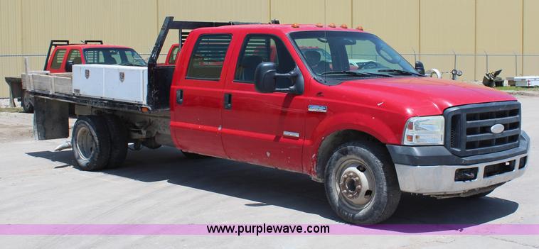 image for item G5471 2006 Ford F350 XL Super Duty Crew Cab flatbed pickup truck