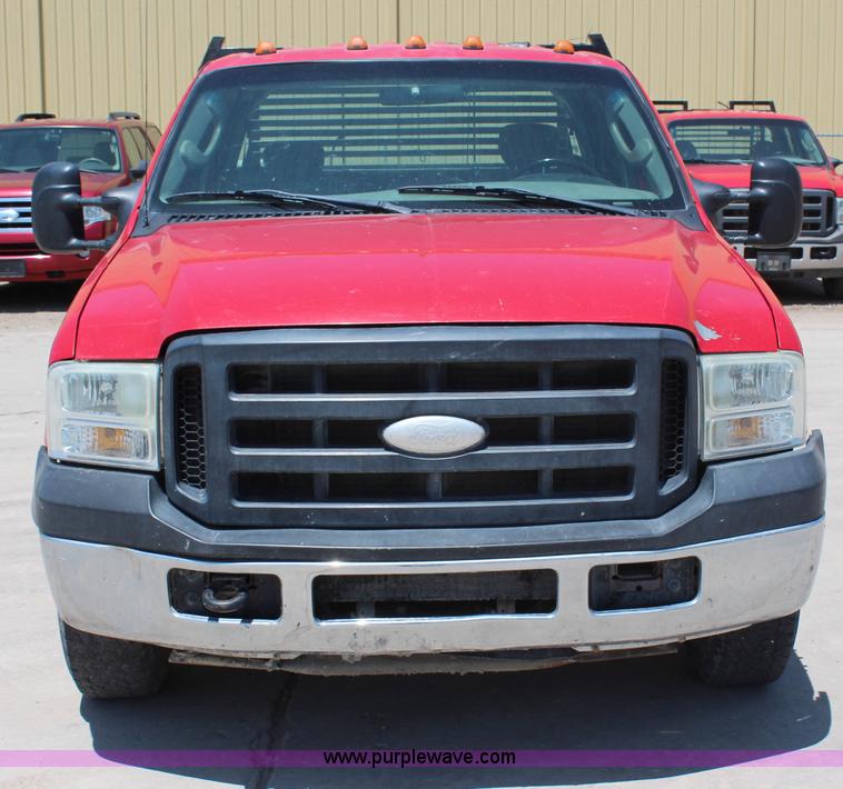 image for item G5471 2006 Ford F350 XL Super Duty Crew Cab flatbed pickup truck